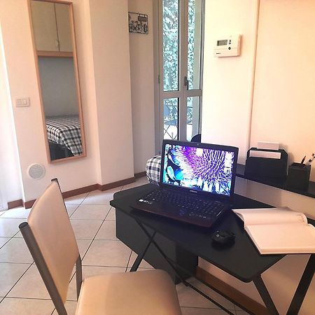Private Garden & Garage - Self Check-In & Remote Access Apartment Como Bagian luar foto
