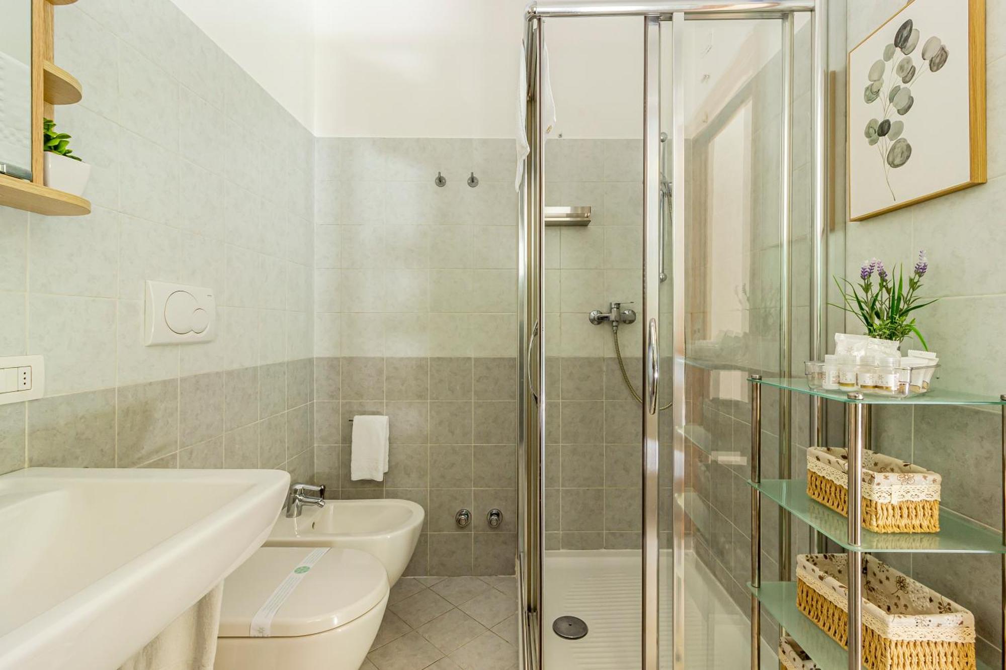 Private Garden & Garage - Self Check-In & Remote Access Apartment Como Bagian luar foto