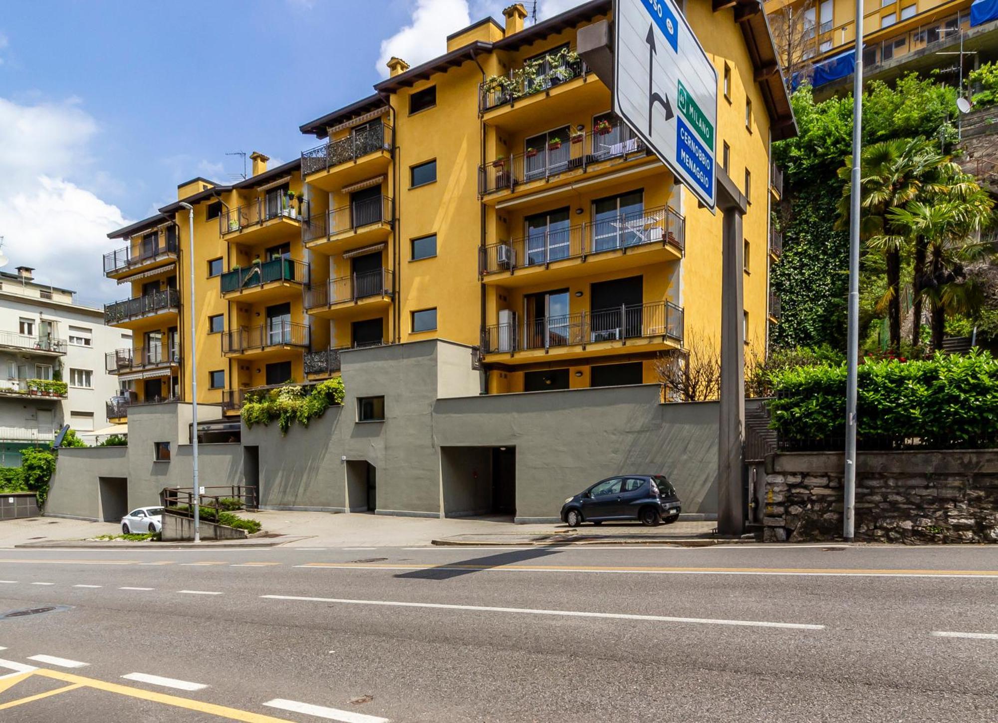Private Garden & Garage - Self Check-In & Remote Access Apartment Como Bagian luar foto