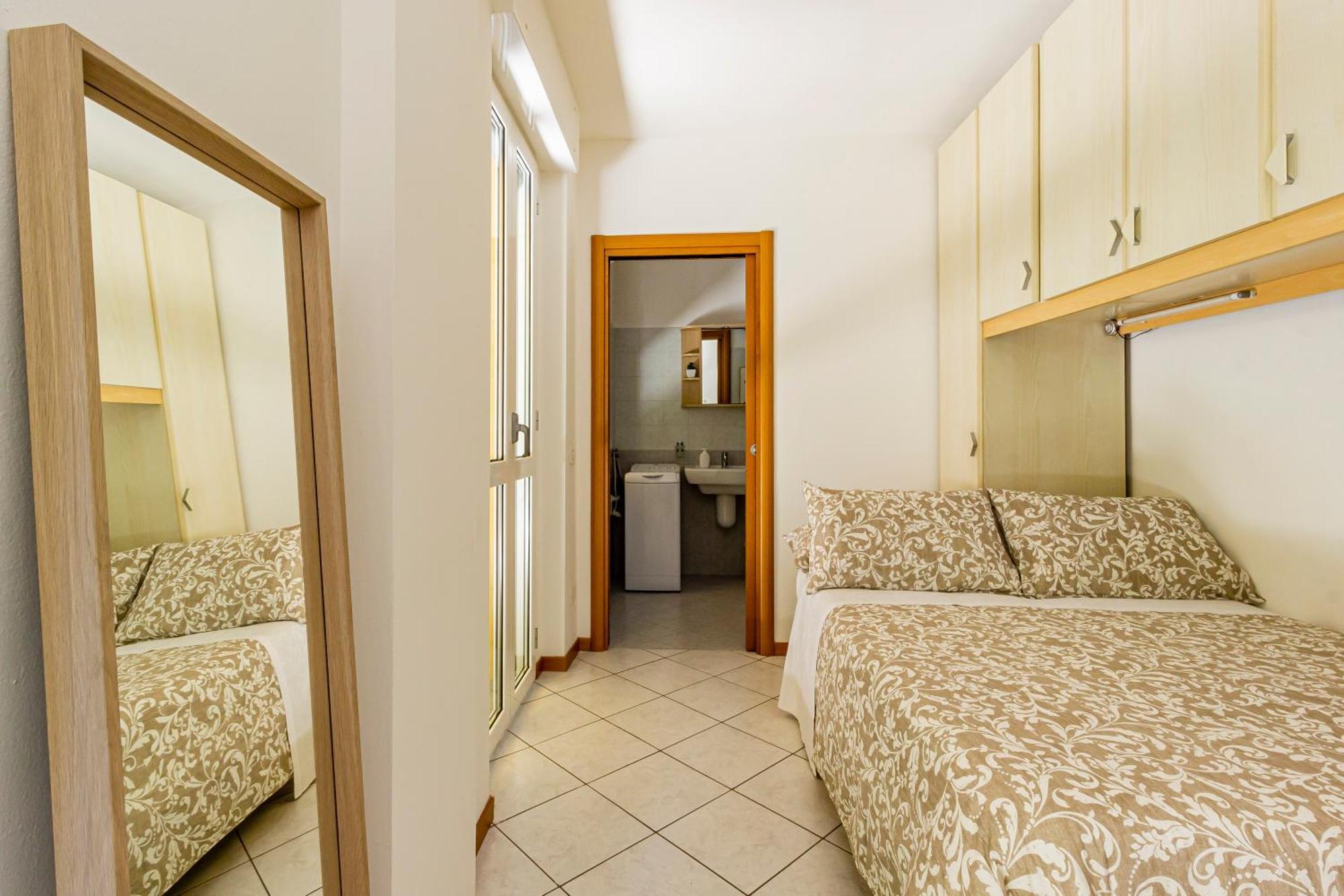 Private Garden & Garage - Self Check-In & Remote Access Apartment Como Bagian luar foto